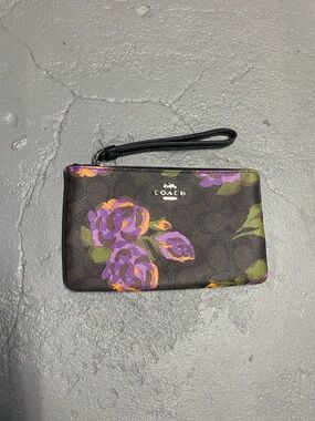 Large zipper wristlet